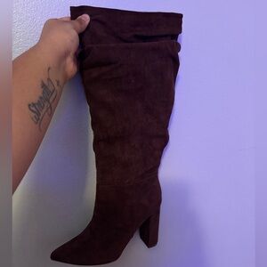 Size 8 1/2
Brown suede boots